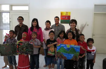 4 kelompok pelukis yang semuanya anakanak dengan kanker yang diundang Pak Benny Junito Ketua SABA Sahabat Bangsal Anak